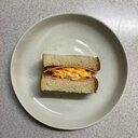 ハムとスクランブルエッグのサンドイッチ